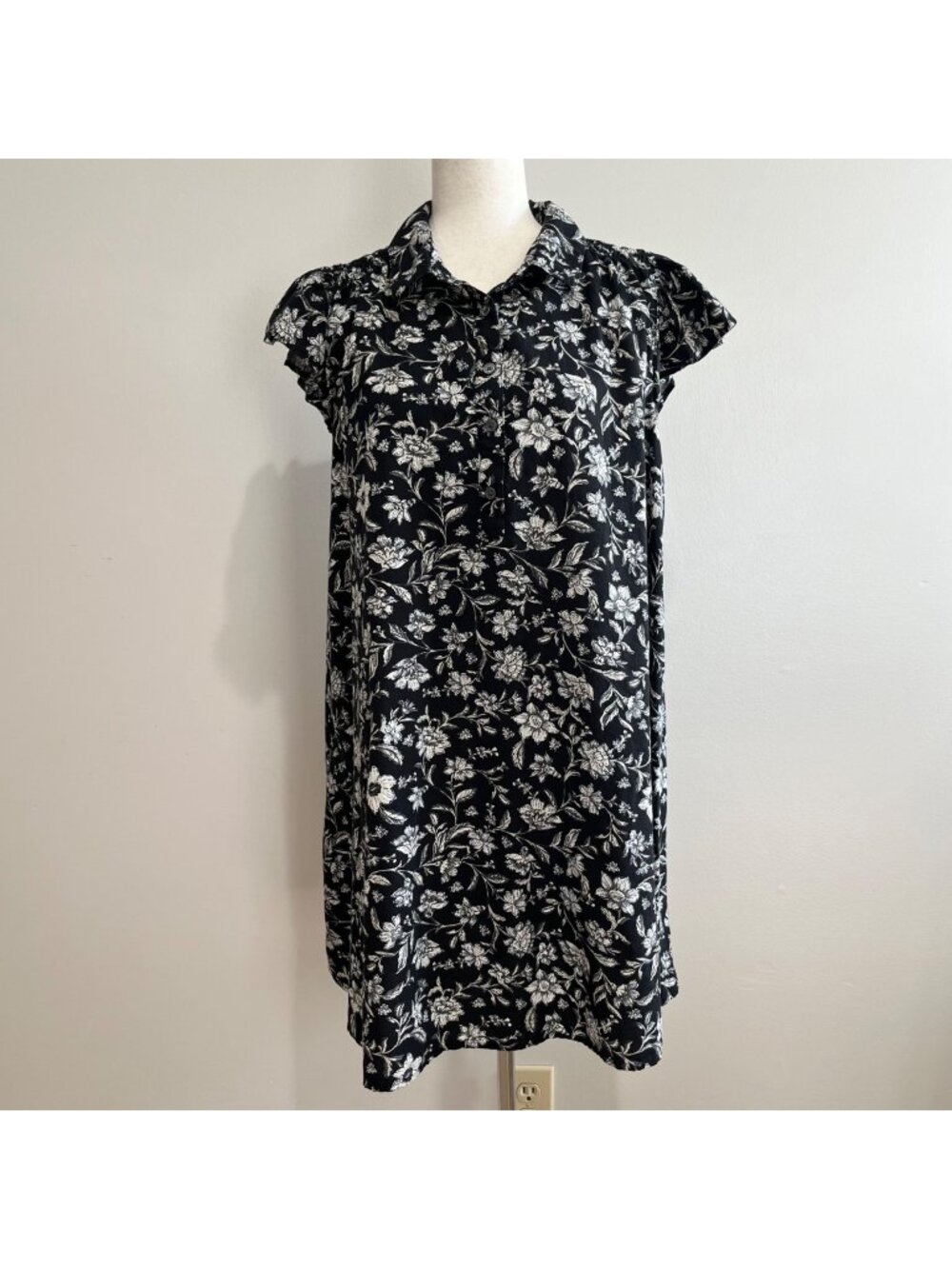Time & Tru Flutter Sleeve Dress Womens L Black Floral Collared Cotton Rayon